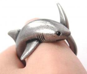 3D Realistic Shark Sea Animal Hug Wrap Ring in Silver - Sizes 5 to 10 Available